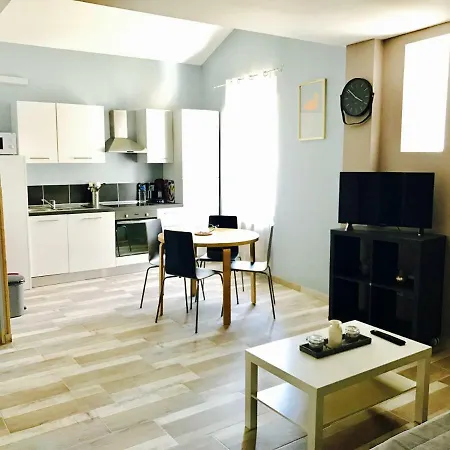 Appart 4 Personnes A 3 Minutes A Pied De La Cite Medievale Apartment Carcassonne