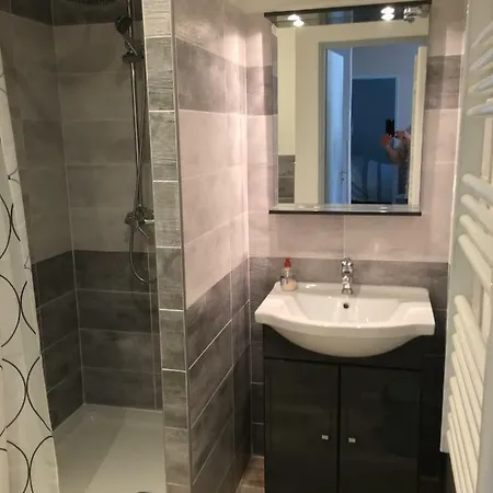 Le 102 *